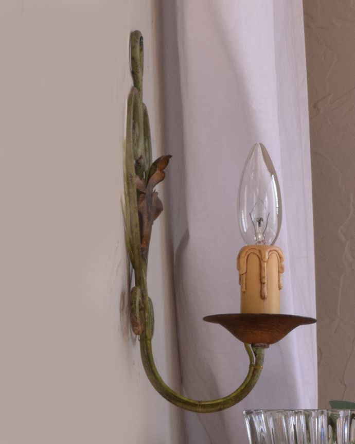 上向き 照明・ライティング フランス輸入のアンティーク照明、ウォールブラケット(1灯)(E17シャンデリア球付)。壁のお洒落を楽しむのにはピッタリな存在感です。(k-1876-z)