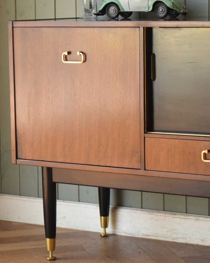 G-PLAN(Gプラン)　アンティーク家具　ブラックのラインがカッコイイ、G-planのヴィンテージサイドボード（トラー＆ブラック）。ヴィンテージ家具らしいあたたかさ。(k-1877-f)