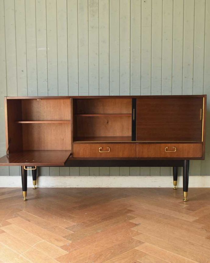 G-PLAN(Gプラン)　アンティーク家具　ブラックのラインがカッコイイ、G-planのヴィンテージサイドボード（トラー＆ブラック）。扉の奥はたっぷり収納扉を開けると、中にはたっぷりの収納。(k-1877-f)