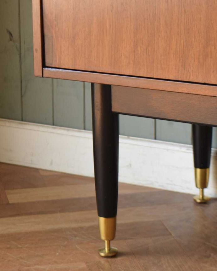 G-PLAN(Gプラン)　アンティーク家具　ブラックのラインがカッコイイ、G-planのヴィンテージサイドボード（トラー＆ブラック）。スッキリとした脚の裏には…Handleの家具の脚裏にはフェルトキーパーをお付けしています。(k-1877-f)