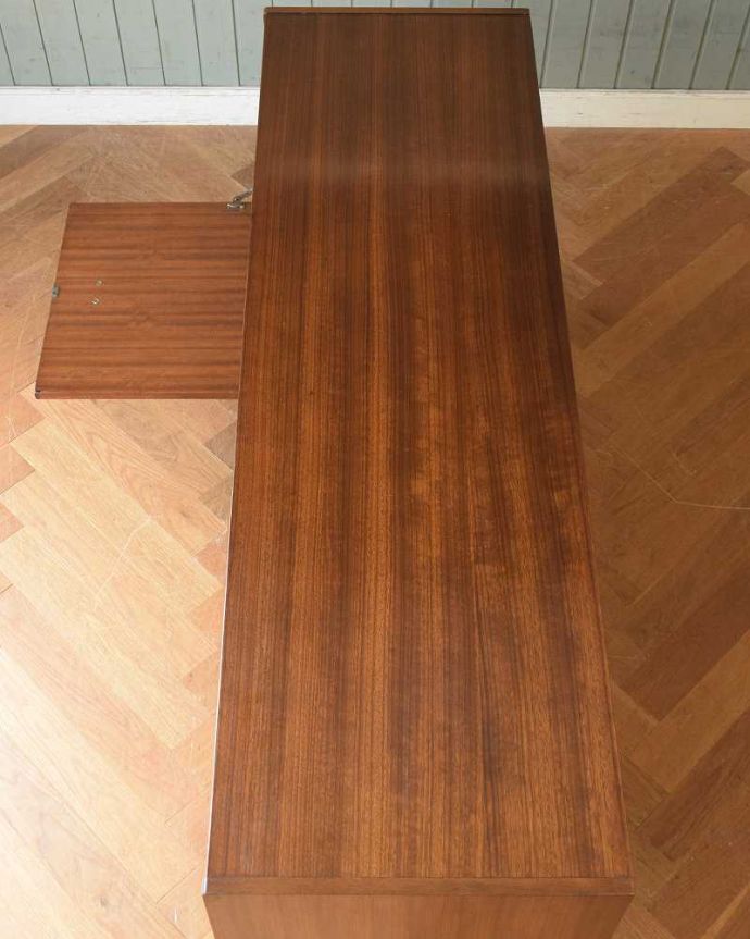 G-PLAN(Gプラン)　アンティーク家具　ブラックのラインがカッコイイ、G-planのヴィンテージサイドボード（トラー＆ブラック）。天板の塗装もキレイに仕上げましたヴィンテージの家具は修復方法が様々。(k-1877-f)