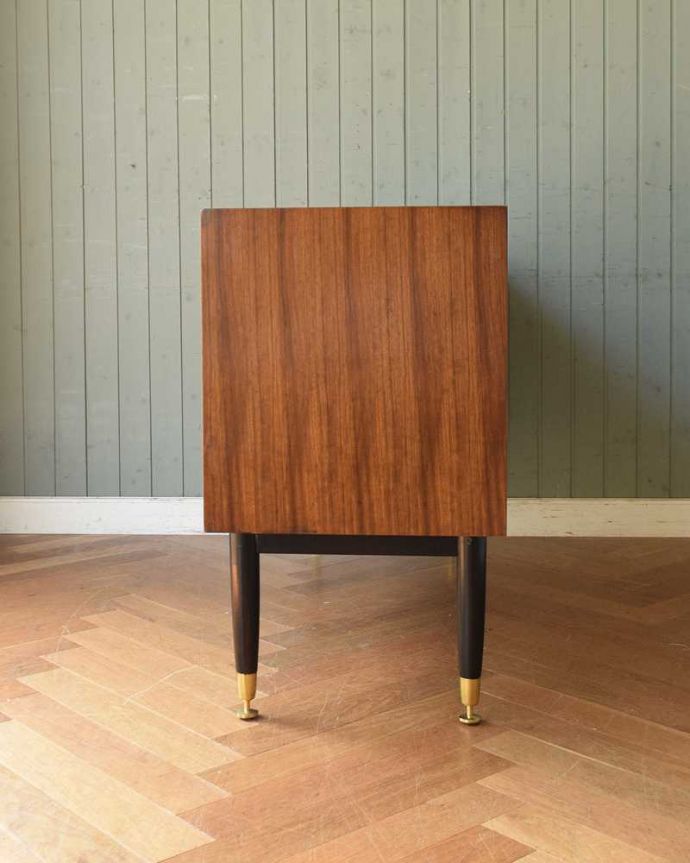 G-PLAN(Gプラン)　アンティーク家具　ブラックのラインがカッコイイ、G-planのヴィンテージサイドボード（トラー＆ブラック）。横から見てもスッキリどこから見てもスッキリとしてステキなヴィンテージ。(k-1877-f)