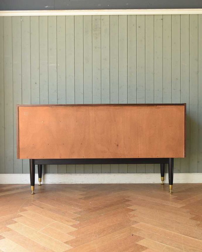 G-PLAN(Gプラン)　アンティーク家具　ブラックのラインがカッコイイ、G-planのヴィンテージサイドボード（トラー＆ブラック）。もちろん後ろ姿もキレイですビンテージは新品ではないので、もちろん経年変化によるキズはあります。(k-1877-f)