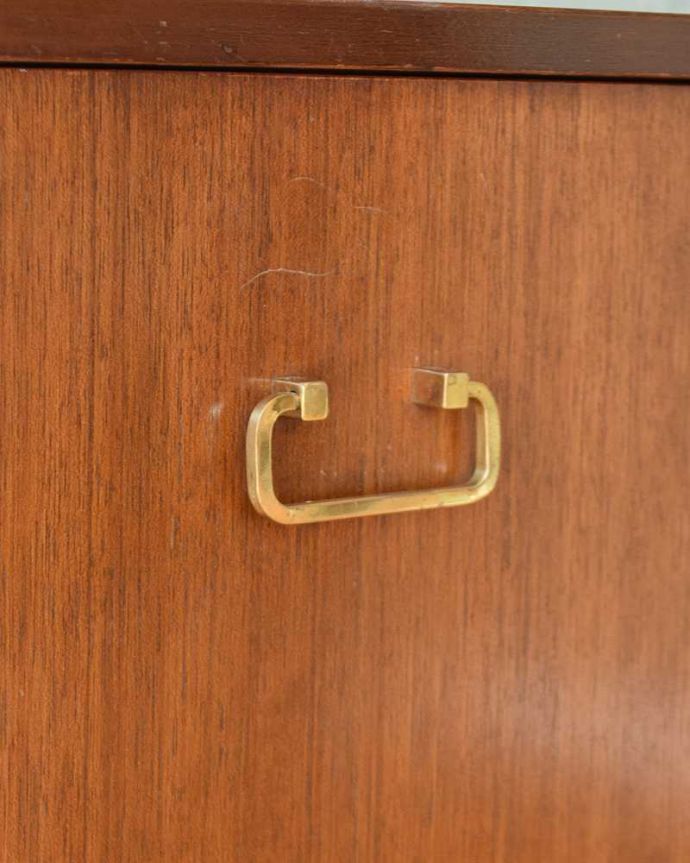 G-PLAN(Gプラン)　アンティーク家具　ブラックのラインがカッコイイ、G-planのヴィンテージサイドボード（トラー＆ブラック）。扉の木目があたたかさを演出クールなデザインなのに、なんだかほっとするあたたかさ。(k-1877-f)