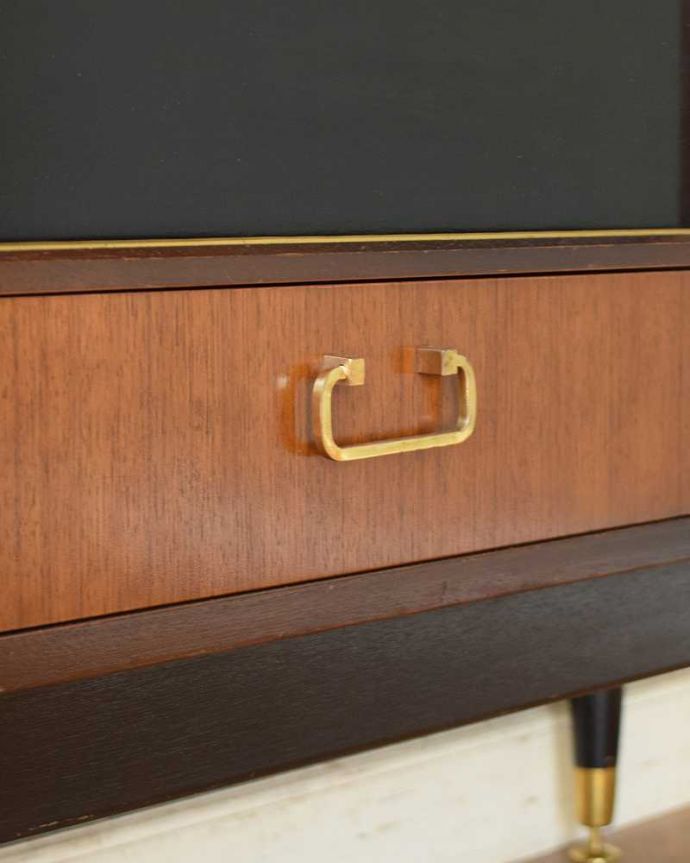 G-PLAN(Gプラン)　アンティーク家具　ブラックのラインがカッコイイ、G-planのヴィンテージサイドボード（トラー＆ブラック）。デザインの一部になっている取っ手取っ手のデザインもシンプルかつ機能的に。(k-1877-f)