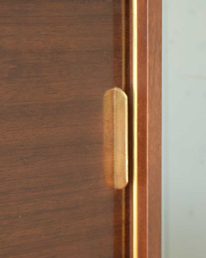 G-PLAN(Gプラン)　アンティーク家具　ブラックのラインがカッコイイ、G-planのヴィンテージサイドボード（トラー＆ブラック）。引き戸の取っ手もゴールドでお洒落です。(k-1877-f)