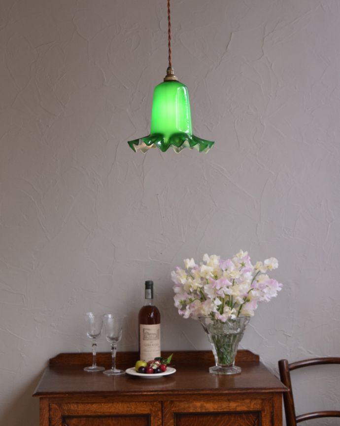 ペンダントライト 照明・ライティング グリーンのガラスシェードのアンティークペンダントライト(コード・シャンデリア電球付き・ギャラリーなし)。あたたかい光がお部屋を包み込みます。(k-1877-z)