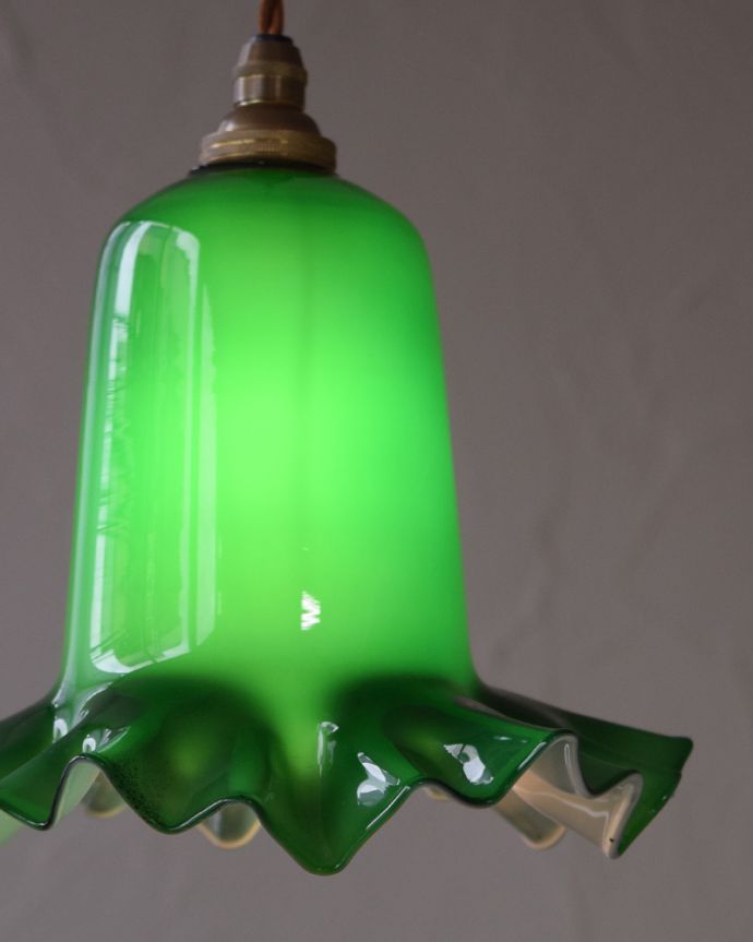 ペンダントライト 照明・ライティング グリーンのガラスシェードのアンティークペンダントライト(コード・シャンデリア電球付き・ギャラリーなし)。シェードから漏れる光に癒されます。(k-1877-z)