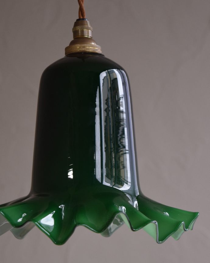 ペンダントライト 照明・ライティング グリーンのガラスシェードのアンティークペンダントライト(コード・シャンデリア電球付き・ギャラリーなし)。シェードは、アンティークのため、誤差があったり、キズ、汚れが入っている場合もあります。(k-1877-z)