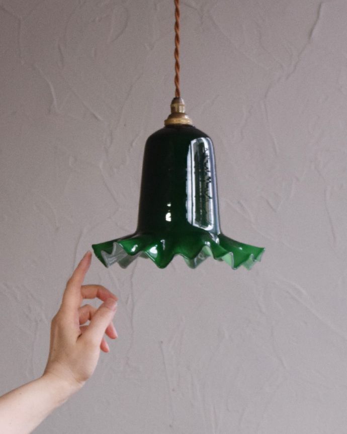 ペンダントライト 照明・ライティング グリーンのガラスシェードのアンティークペンダントライト(コード・シャンデリア電球付き・ギャラリーなし)。キッチンカウンターやダイニングテーブル、トイレや玄関などの狭い空間にもオススメです。(k-1877-z)