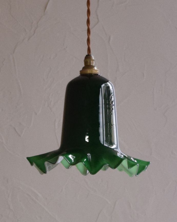 ペンダントライト 照明・ライティング グリーンのガラスシェードのアンティークペンダントライト(コード・シャンデリア電球付き・ギャラリーなし)。【 シェードのサイズ 】直径18×高さ16cmコードは50、80cm以外にも、ご希望の長さで加工してお届けします。(k-1877-z)