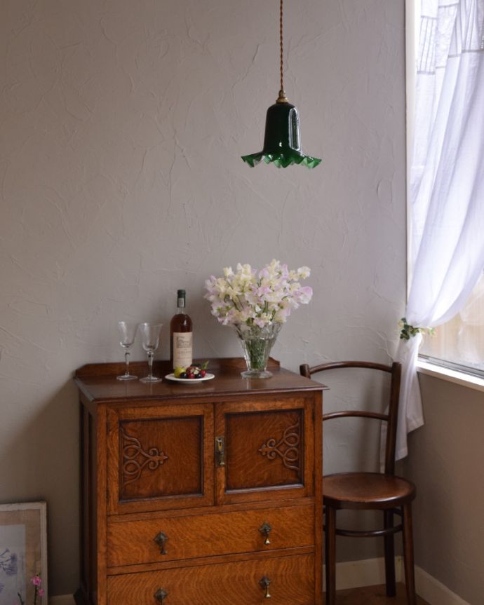 ペンダントライト 照明・ライティング グリーンのガラスシェードのアンティークペンダントライト(コード・シャンデリア電球付き・ギャラリーなし)。下から見上げても素敵なデザインにうっとりです。(k-1877-z)