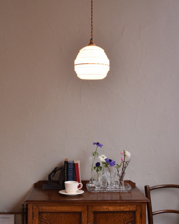 ペンダントライト　照明・ライティング　淡いピンク色のアンティークシェードのペンダントライト（コード・シャンデリア電球・ギャラリーなし）。１つでも存在感たっぷり。(k-1879-z)