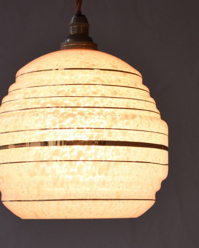 ペンダントライト　照明・ライティング　淡いピンク色のアンティークシェードのペンダントライト（コード・シャンデリア電球・ギャラリーなし）。アンティークのガラスは、光を通すとなんとも言えないステキな雰囲気でお部屋を照らしてくれます。(k-1879-z)