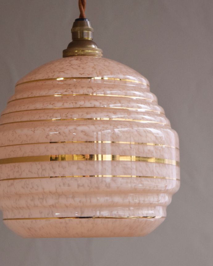 ペンダントライト　照明・ライティング　淡いピンク色のアンティークシェードのペンダントライト（コード・シャンデリア電球・ギャラリーなし）。シェードは、アンティークのため、誤差があったり、キズ、汚れが入っている場合もあります。(k-1879-z)