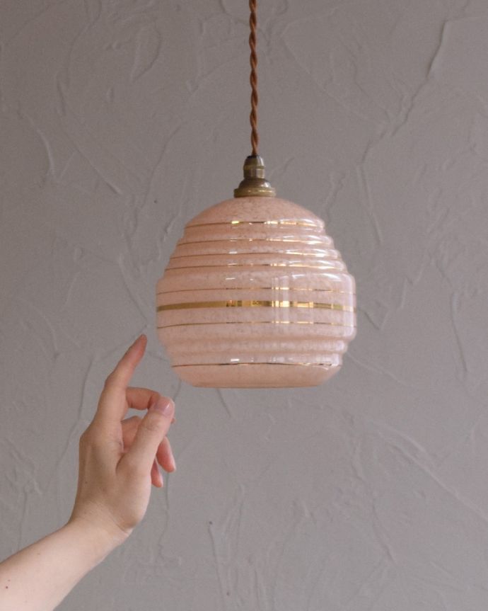 ペンダントライト　照明・ライティング　淡いピンク色のアンティークシェードのペンダントライト（コード・シャンデリア電球・ギャラリーなし）。明かりを点けなくてもうっとりしてしまいます。(k-1879-z)