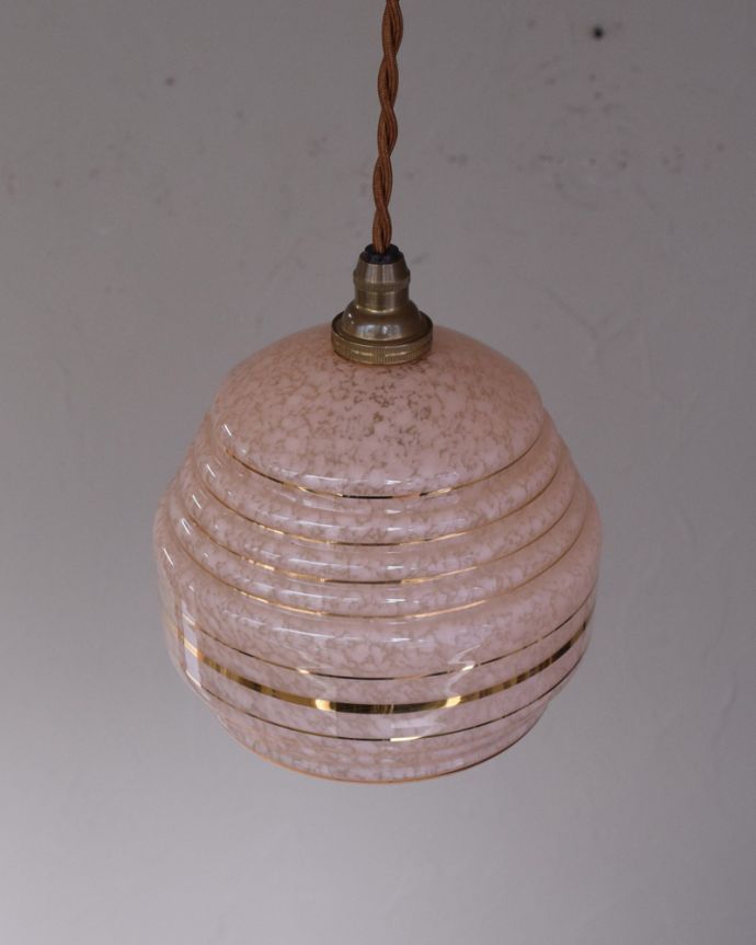 ペンダントライト　照明・ライティング　淡いピンク色のアンティークシェードのペンダントライト（コード・シャンデリア電球・ギャラリーなし）。上から見るとこんな感じです。(k-1879-z)