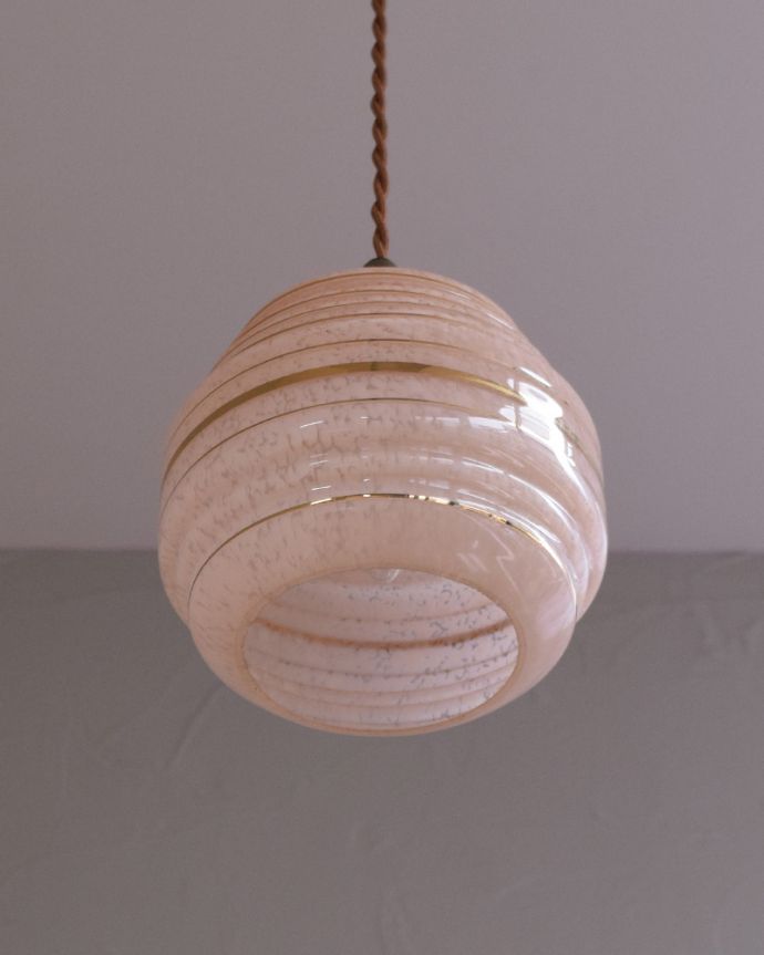 ペンダントライト　照明・ライティング　淡いピンク色のアンティークシェードのペンダントライト（コード・シャンデリア電球・ギャラリーなし）。※こちらのシェードのみは販売していません。(k-1879-z)