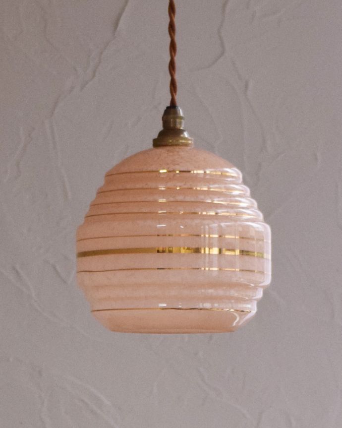 ペンダントライト　照明・ライティング　淡いピンク色のアンティークシェードのペンダントライト（コード・シャンデリア電球・ギャラリーなし）。【 シェードのサイズ 】直径14×高さ14.5cmコードは50、80cm以外にも、ご希望の長さで加工してお届けします。(k-1879-z)
