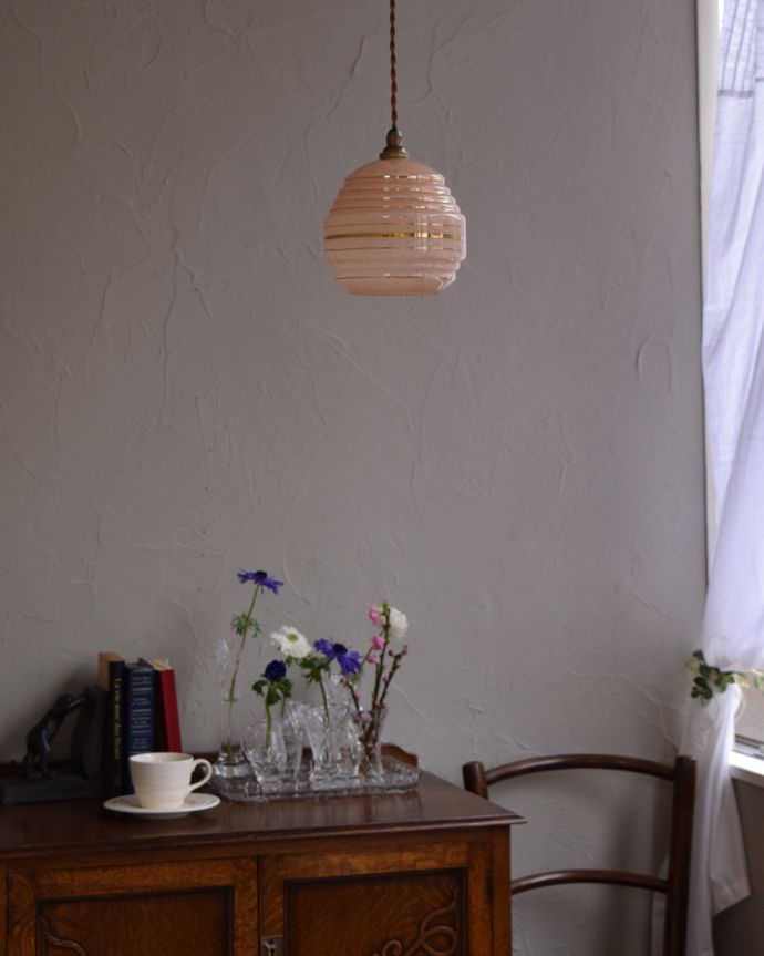 ペンダントライト　照明・ライティング　淡いピンク色のアンティークシェードのペンダントライト（コード・シャンデリア電球・ギャラリーなし）。あたたかい光がお部屋を包み込みます。(k-1879-z)