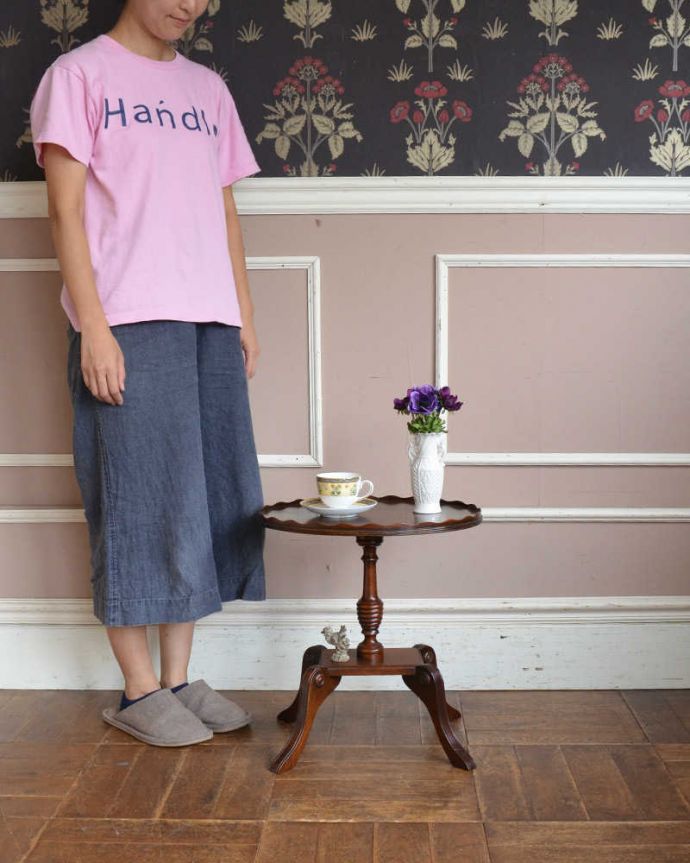 アンティークのテーブル アンティーク家具 英国のアンティーク家具、4本脚のティーテーブル(オケージョナルテーブル)。どんな場所でも便利に使える小さなテーブルそもそも「便利に使える」と言う名前のオケージョナルテーブル。(k-1883-f)