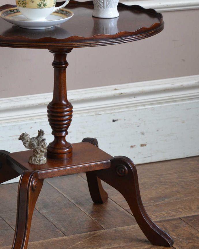 アンティークのテーブル アンティーク家具 英国のアンティーク家具、4本脚のティーテーブル(オケージョナルテーブル)。木目がとっても美しい・・・落ち着いた雰囲気なので、和室でもお使いいただけますよ。(k-1883-f)