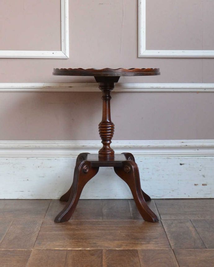 アンティークのテーブル アンティーク家具 英国のアンティーク家具、4本脚のティーテーブル(オケージョナルテーブル)。こちら側も、もちろんキレイです!アンティークは新品ではないので、もちろん経年変化によるキズはありますが、専門の職人がキレイにお直しをしているので、後ろ姿までキレイです。(k-1883-f)