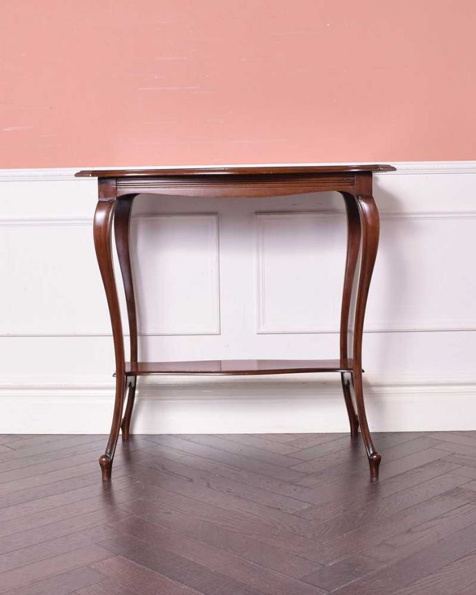 アンティークのテーブル　アンティーク家具　美しい脚が魅力のな英国アンティーク家具、オケージョナルテーブル。こちら側も、もちろんキレイです！アンティークは新品ではないので、もちろん経年変化によるキズはありますが、専門の職人がキレイにお直しをしているので、どの角度から見てもキレイです。(k-1888-f)