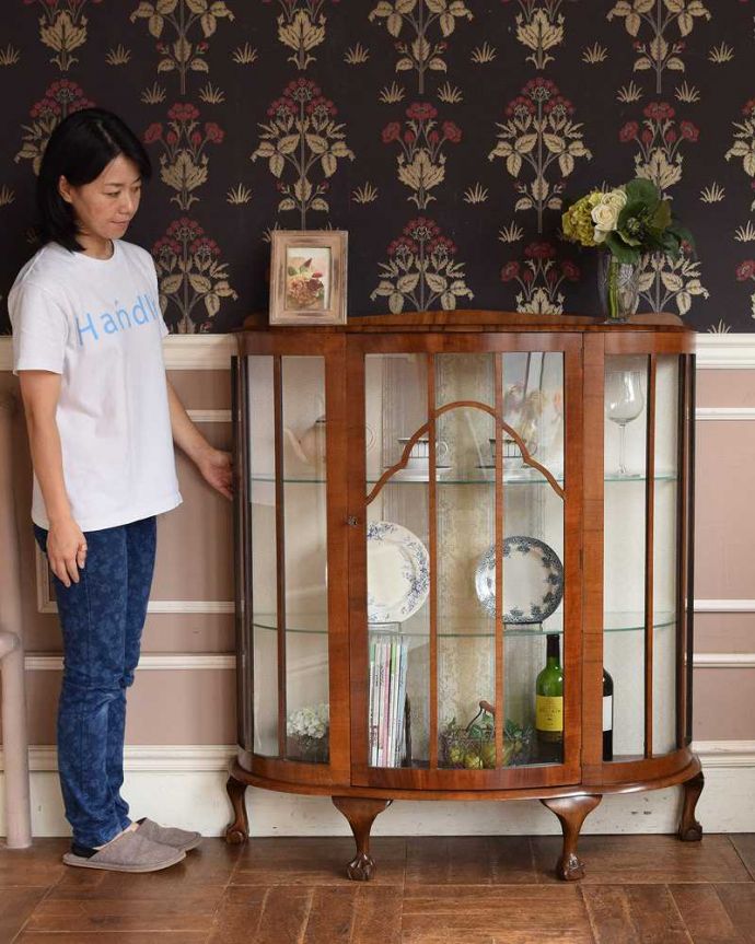 アンティークのキャビネット　アンティーク家具　美しいガラス扉のアンティーク家具、英国ガラスキャビネット（飾り棚）。おススメNo.1のアンティーク家具もともとチャイナキャビネットとして陶器を見せながら収納するために造られたガラスの扉のキャビネット。(k-1889-f)