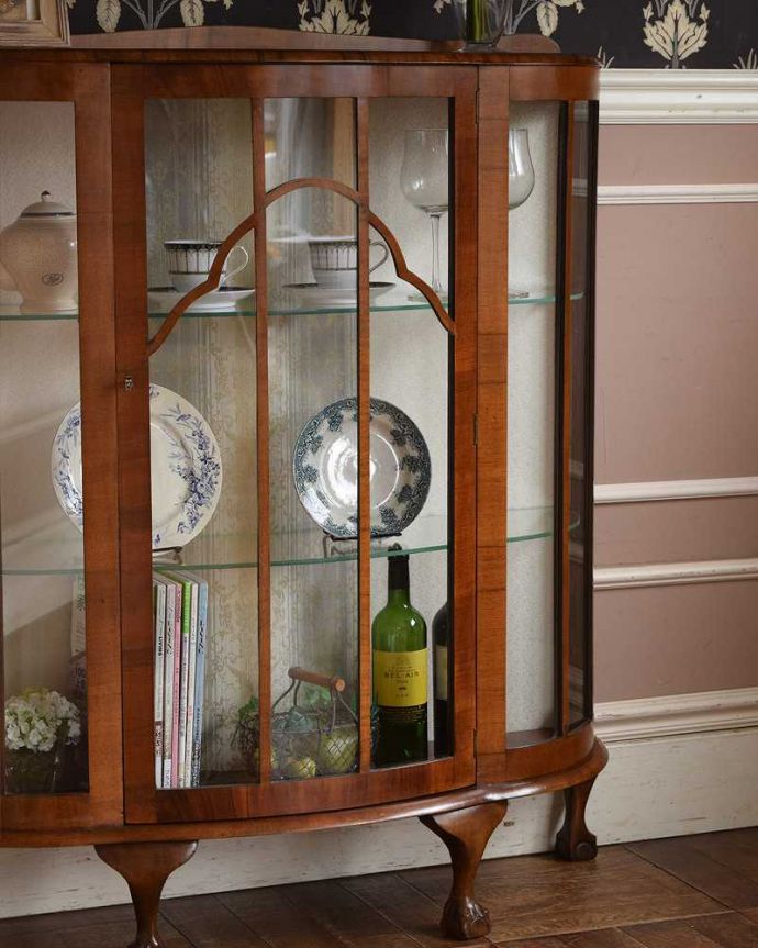 アンティークのキャビネット　アンティーク家具　美しいガラス扉のアンティーク家具、英国ガラスキャビネット（飾り棚）。アンティークのガラスを通してみると、なんだか高級光をたっぷり取り入れてくれるガラス扉と棚板。(k-1889-f)