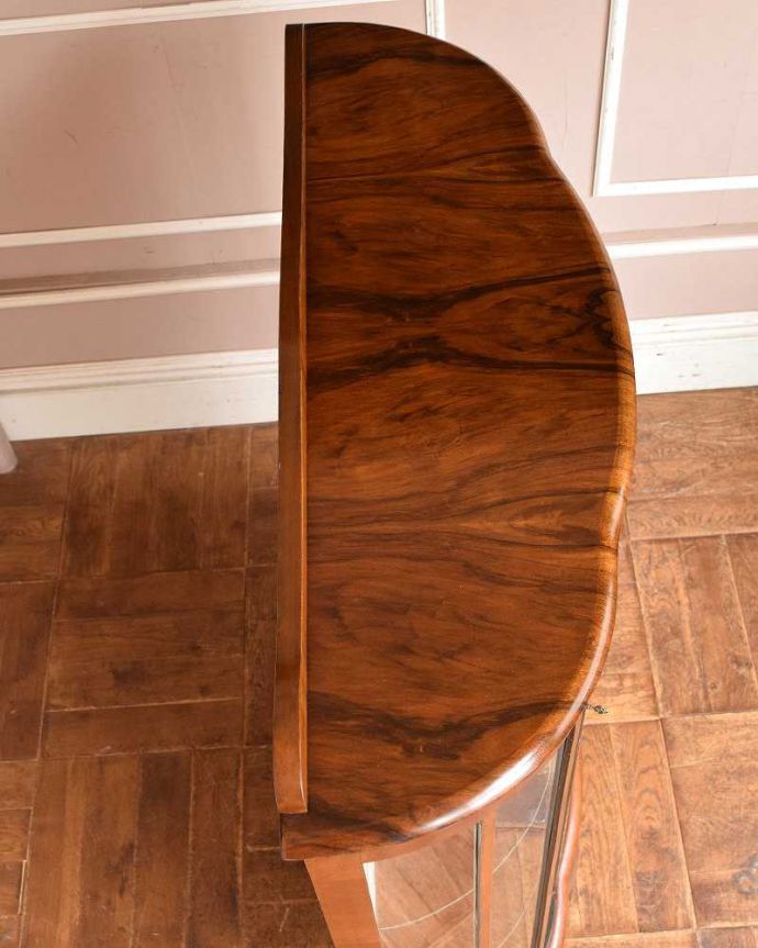 アンティークのキャビネット　アンティーク家具　美しいガラス扉のアンティーク家具、英国ガラスキャビネット（飾り棚）。こんな形のキャビネットです。(k-1889-f)