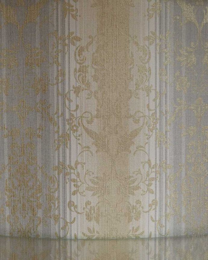 アンティークのキャビネット　アンティーク家具　美しいガラス扉のアンティーク家具、英国ガラスキャビネット（飾り棚）。新しい生地で張り替えましたキャビネットの表情に合わせて新しい背板の生地を選びました。(k-1889-f)