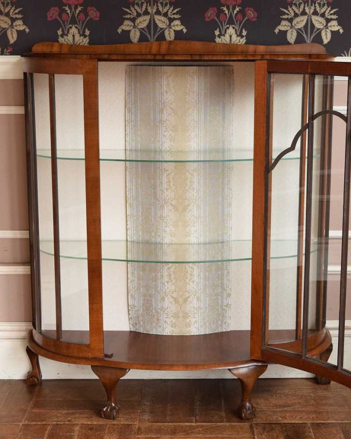アンティークのキャビネット　アンティーク家具　美しいガラス扉のアンティーク家具、英国ガラスキャビネット（飾り棚）。扉を開けて中を見てみましょう背板はクロス張り。(k-1889-f)