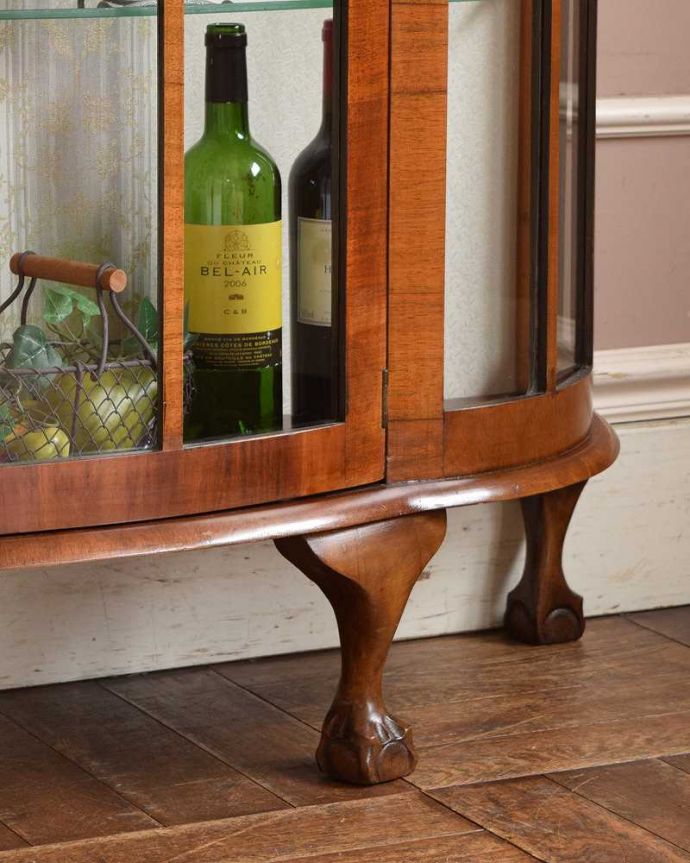 アンティークのキャビネット　アンティーク家具　美しいガラス扉のアンティーク家具、英国ガラスキャビネット（飾り棚）。女性１人でもラクラク運べちゃうんですHandleのアンティークは脚の裏にフェルトキーパーをお付けしています。(k-1889-f)