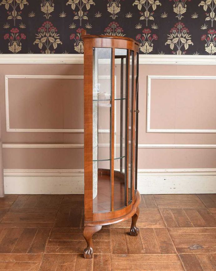アンティークのキャビネット　アンティーク家具　美しいガラス扉のアンティーク家具、英国ガラスキャビネット（飾り棚）。横から見てもステキ横から見るとこんな感じ。(k-1889-f)