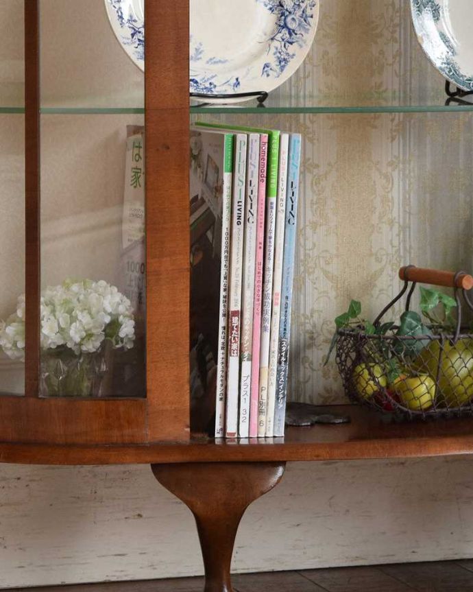 アンティークのキャビネット　アンティーク家具　美しいガラス扉のアンティーク家具、英国ガラスキャビネット（飾り棚）。A4サイズの雑誌までしっかり収納出来ちゃう大きさ。(k-1889-f)