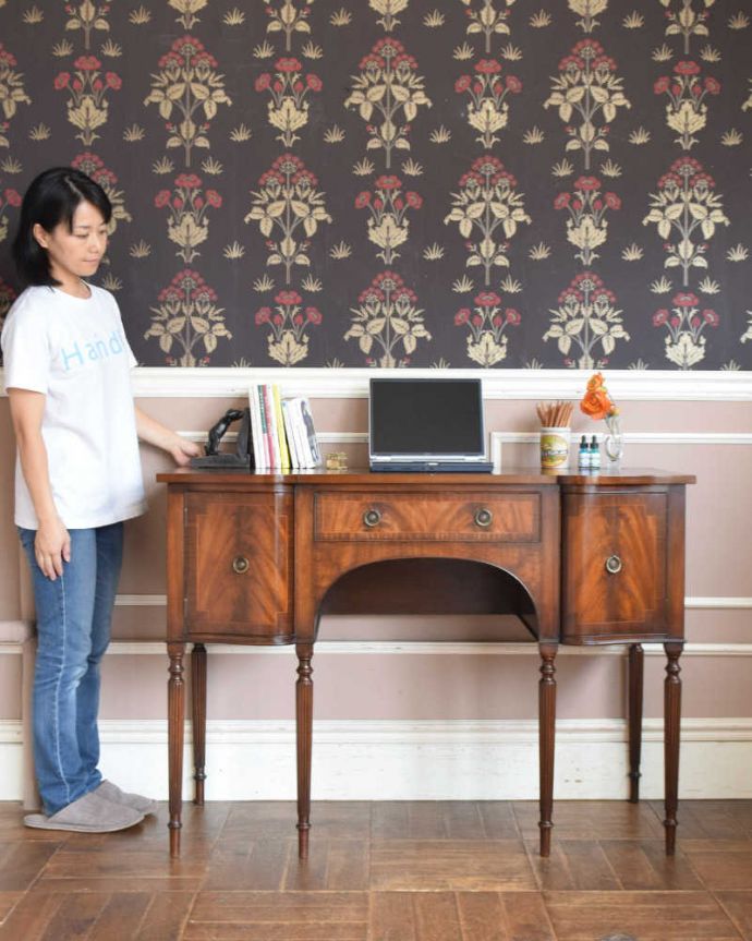 アンティークのデスク・書斎机 アンティーク家具 クラシックなアンティーク英国家具、華奢な脚が美しいデスク(机)。優雅な雰囲気に包まれるエレガントなデスク気品が漂う大人のためのアンティークデスクは、置いてあるだけで優雅な雰囲気です。(k-1891-f)