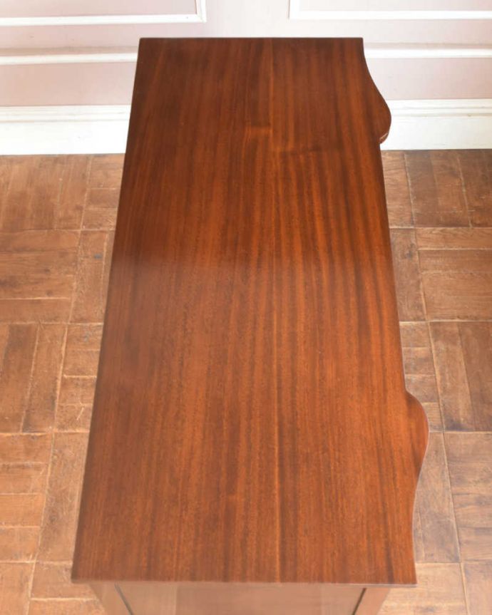 アンティークのデスク・書斎机 アンティーク家具 クラシックなアンティーク英国家具、華奢な脚が美しいデスク(机)。天板もピカピカにお直ししました。(k-1891-f)