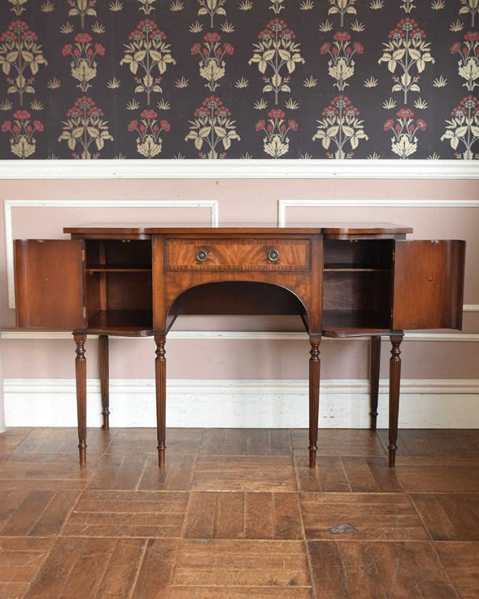 アンティークのデスク・書斎机 アンティーク家具 クラシックなアンティーク英国家具、華奢な脚が美しいデスク(机)。扉を開けて中を見てみると・・・めずらしい扉収納が付いたデスク。(k-1891-f)