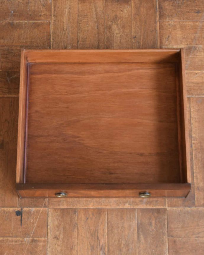 アンティークのデスク・書斎机 アンティーク家具 クラシックなアンティーク英国家具、華奢な脚が美しいデスク(机)。引き出しの中もキレイに修復しました!もちろん引き出しの中も職人がキレイにお直しました。(k-1891-f)