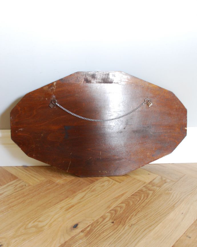 アンティーク ミラー（鏡）　アンティーク雑貨　縁どりのレースカットがきらめく、英国輸入のアンティークカッティングミラー。壁に取り付けられるように金具が付いています。(k-1893-z)