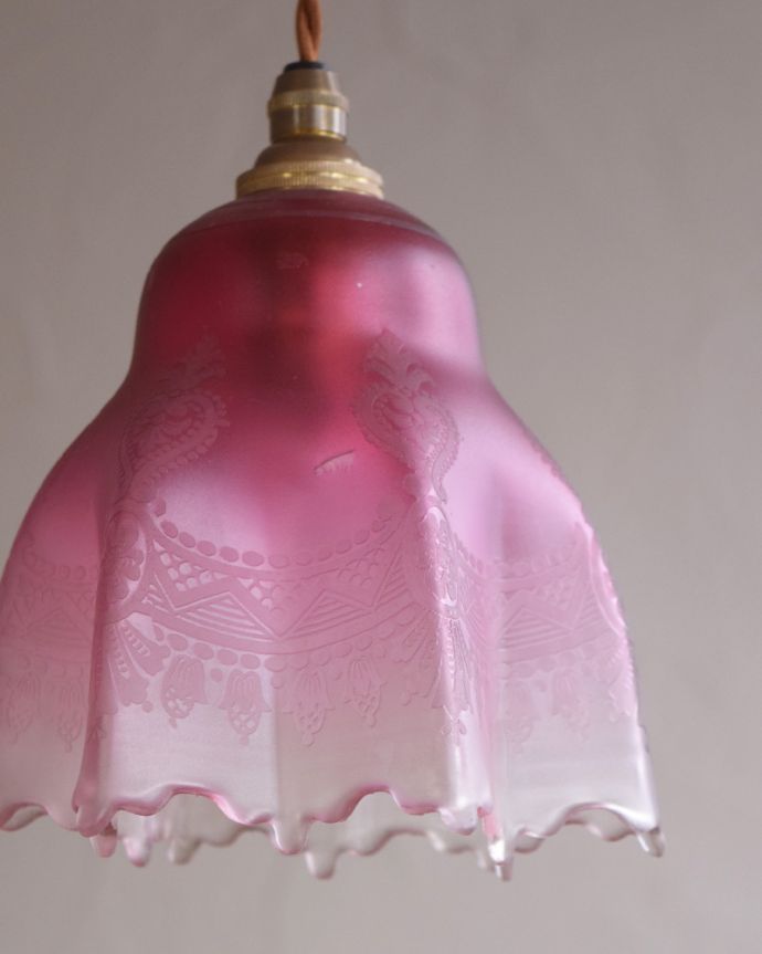 ペンダントライト　照明・ライティング　おしゃれなアンティークガラスシェードの照明器具（コード・シャンデリア電球・ギャラリーなし）。点灯しなくても、ガラスシェードがお部屋を引き立たせます。(k-1895-z)