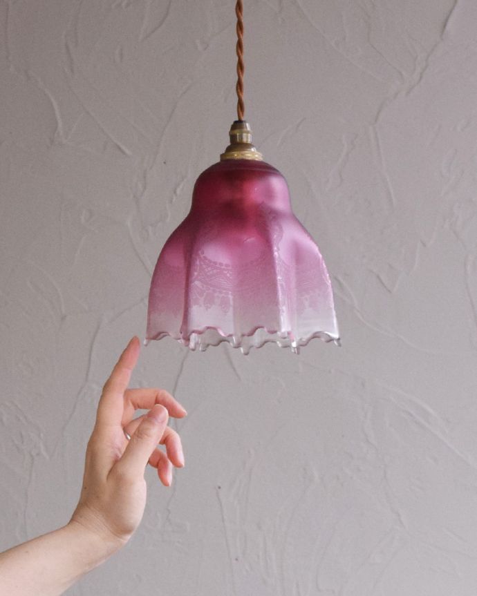 ペンダントライト　照明・ライティング　おしゃれなアンティークガラスシェードの照明器具（コード・シャンデリア電球・ギャラリーなし）。シェードは、アンティークのため、誤差があったり、キズ、汚れが入っている場合もあります。(k-1895-z)