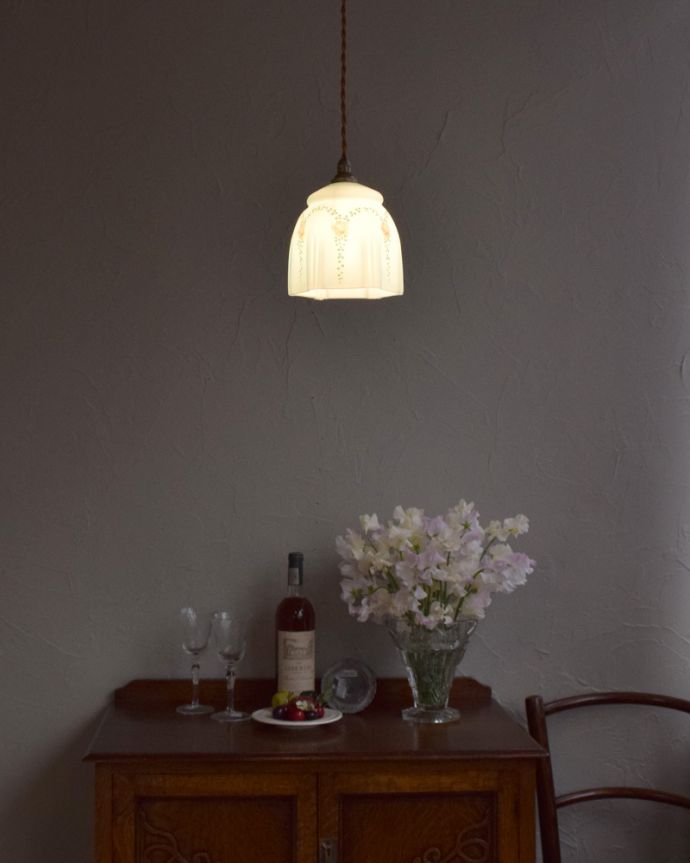 ペンダントライト　照明・ライティング　薔薇のガーランドが可愛いアンティークペンダントライト（コード・シャンデリア電球・ギャラリーなし）。あたたかい光がお部屋を包み込みます。(k-1897-z)