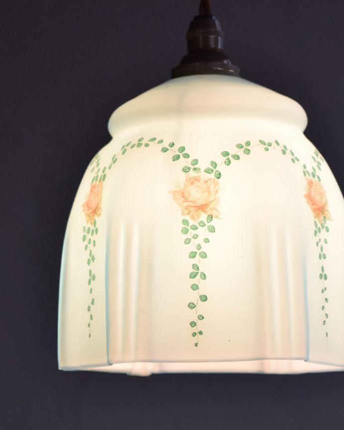 ペンダントライト　照明・ライティング　薔薇のガーランドが可愛いアンティークペンダントライト（コード・シャンデリア電球・ギャラリーなし）。シェードから漏れる光に癒されます。(k-1897-z)