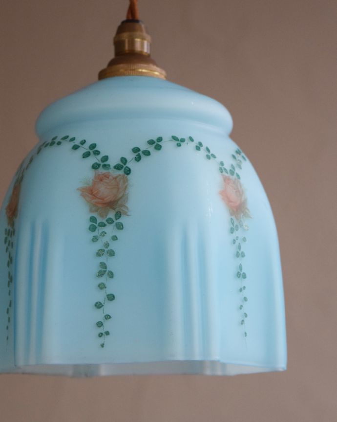 ペンダントライト　照明・ライティング　薔薇のガーランドが可愛いアンティークペンダントライト（コード・シャンデリア電球・ギャラリーなし）。点灯しなくても、ガラスシェードがお部屋を引き立たせます。(k-1897-z)