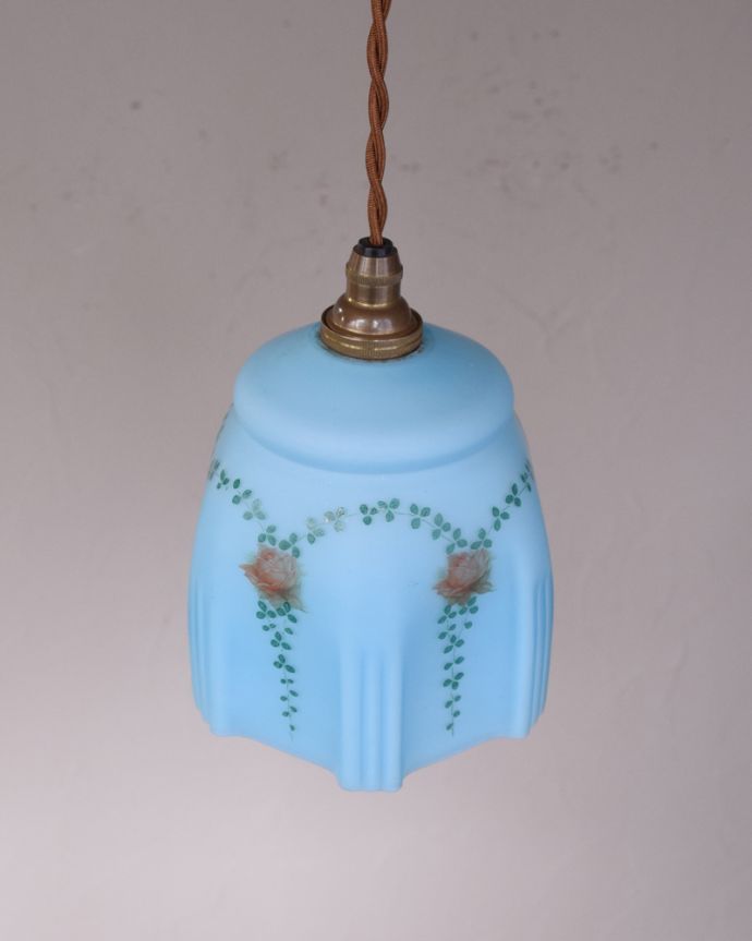 ペンダントライト　照明・ライティング　薔薇のガーランドが可愛いアンティークペンダントライト（コード・シャンデリア電球・ギャラリーなし）。【 シェードのサイズ 】直径13.5×高さ13cmコードは50、80cm以外にも、ご希望の長さで加工してお届けします。(k-1897-z)