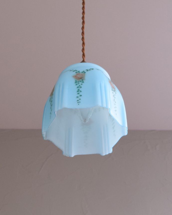 ペンダントライト　照明・ライティング　薔薇のガーランドが可愛いアンティークペンダントライト（コード・シャンデリア電球・ギャラリーなし）。シェードは、アンティークのため、誤差があったり、キズ、汚れが入っている場合もあります。(k-1897-z)