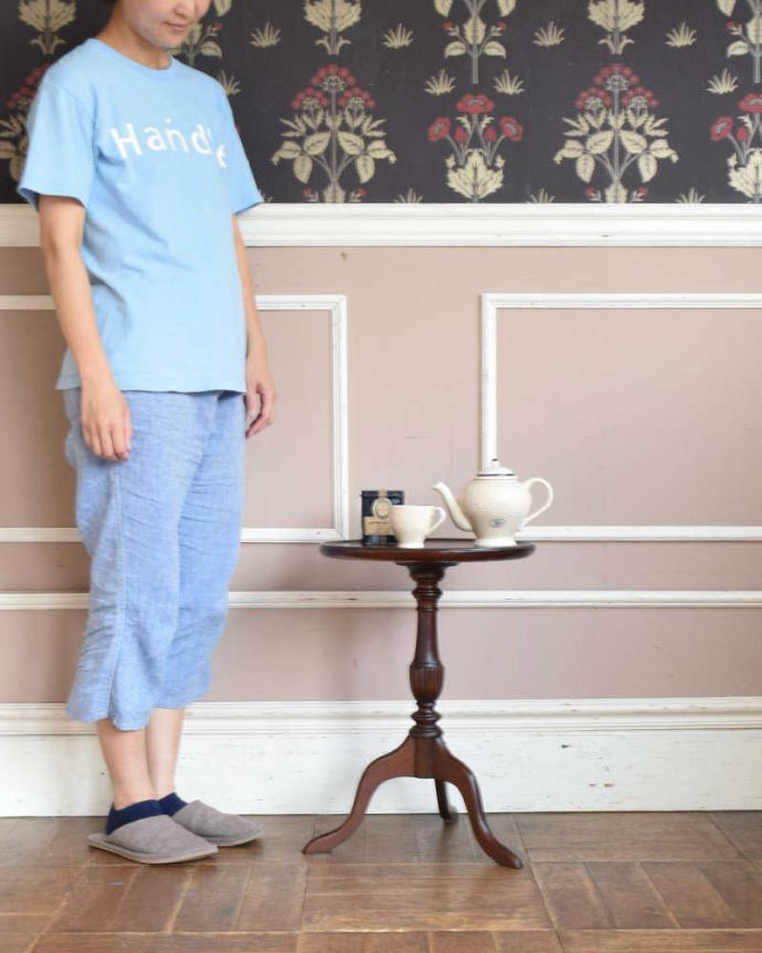 アンティークのテーブル　アンティーク家具　持ち運び便利！ラクラク運べるティーテーブル。移動もラクラクどこでも使える小さなテーブル持ち運び便利なワインテーブル。(k-1899-f)