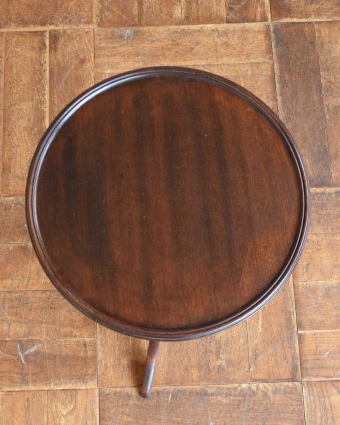 アンティークのテーブル　アンティーク家具　持ち運び便利！ラクラク運べるティーテーブル。天板を上から見ると･･･天板はこんな感じです。(k-1899-f)